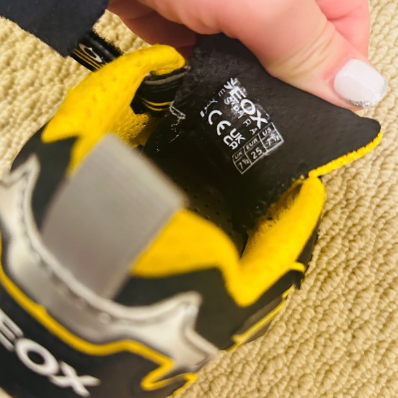 GEOX w/flash light on excellent used conditional size small boy 25 - Picture 3 of 4